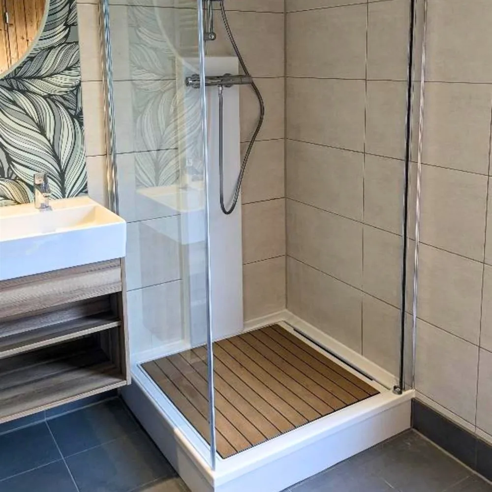 Sanura X-Tray met teak toplaag in de badkamer van een cottage op Center Parcs De Kempervennen