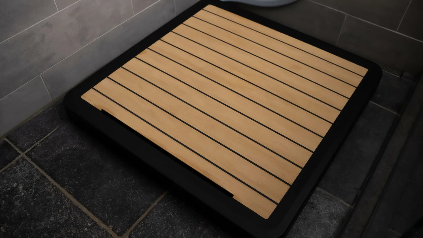 Sanura Flatmate+ met Flexiteek toplaag en zwarte rand op een douchevloer