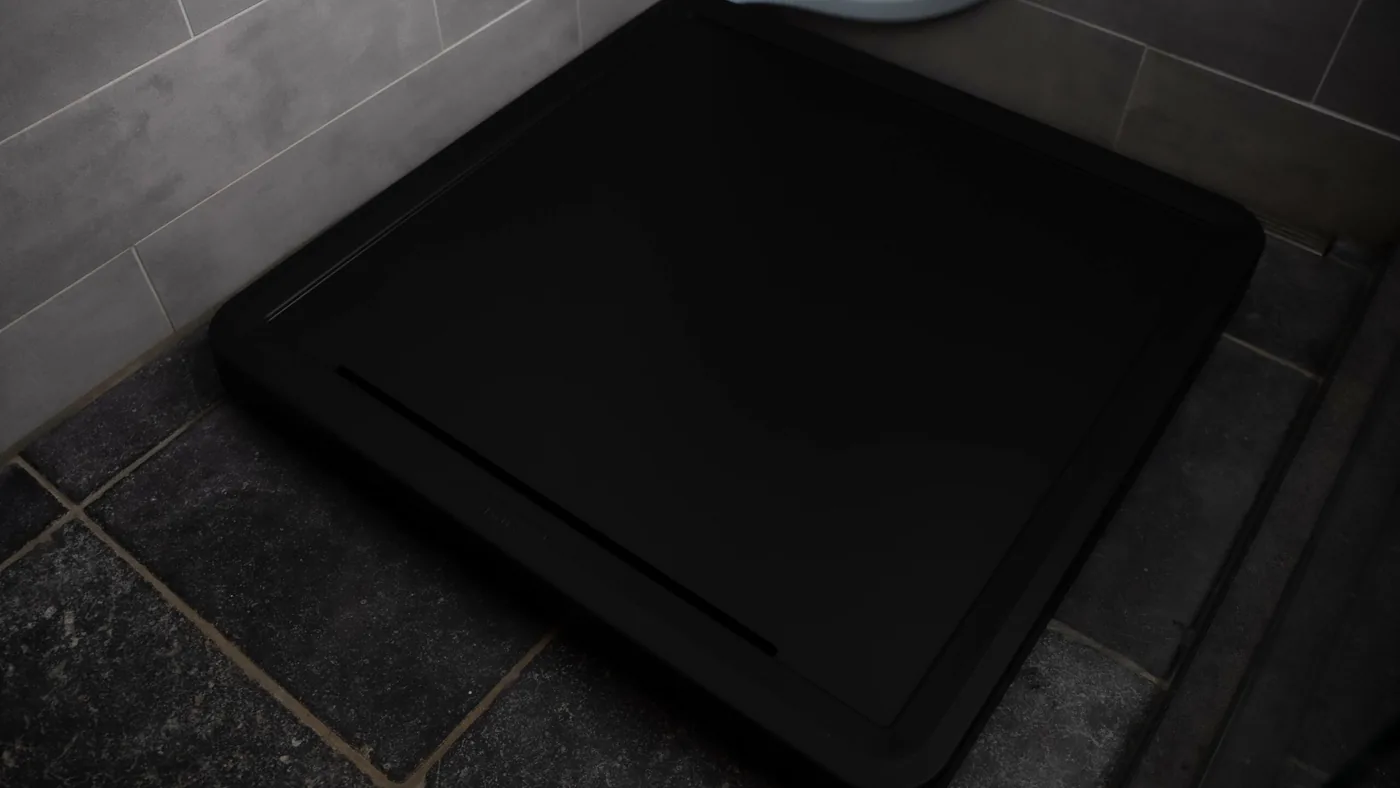 Sanura Flatmate in zwart op een bestaande donkere douchevloer