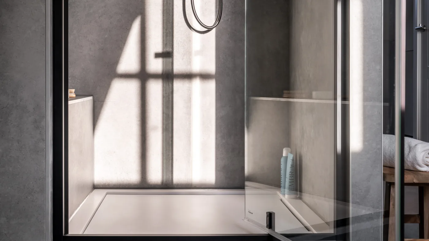 Douche met glazen wand en een ingebouwde Sanura X-Tray