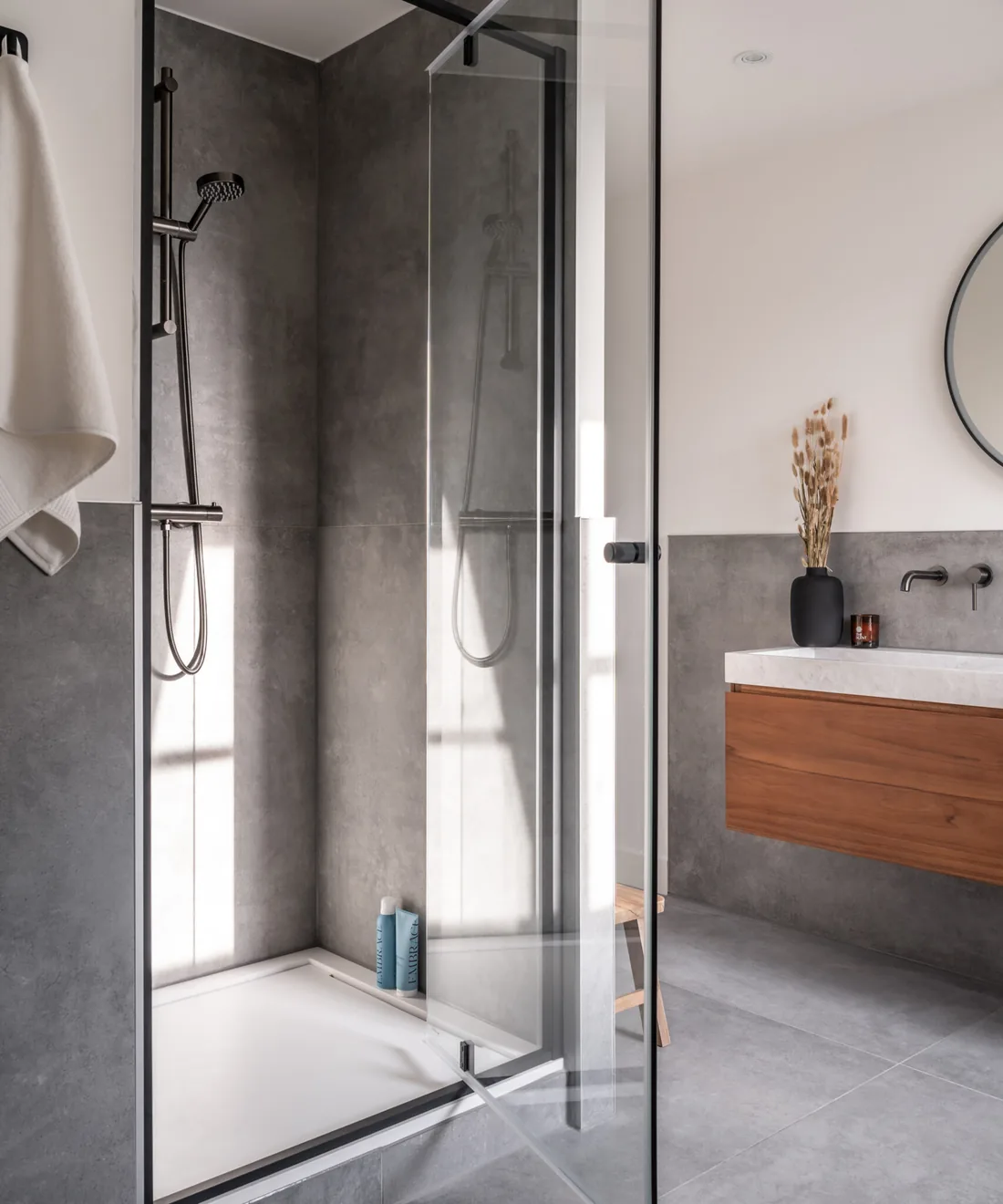 Badkamer met een inloopdouche en een ingebouwde Sanura X-Tray