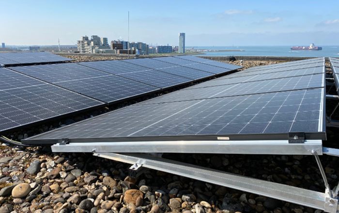 Ballastvrij oost-west montagesysteem met zonnepanelen op een dak in Terneuzen