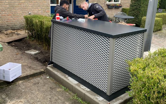 Ovum warmtepomp met omkasting in de tuin in Beekbergen