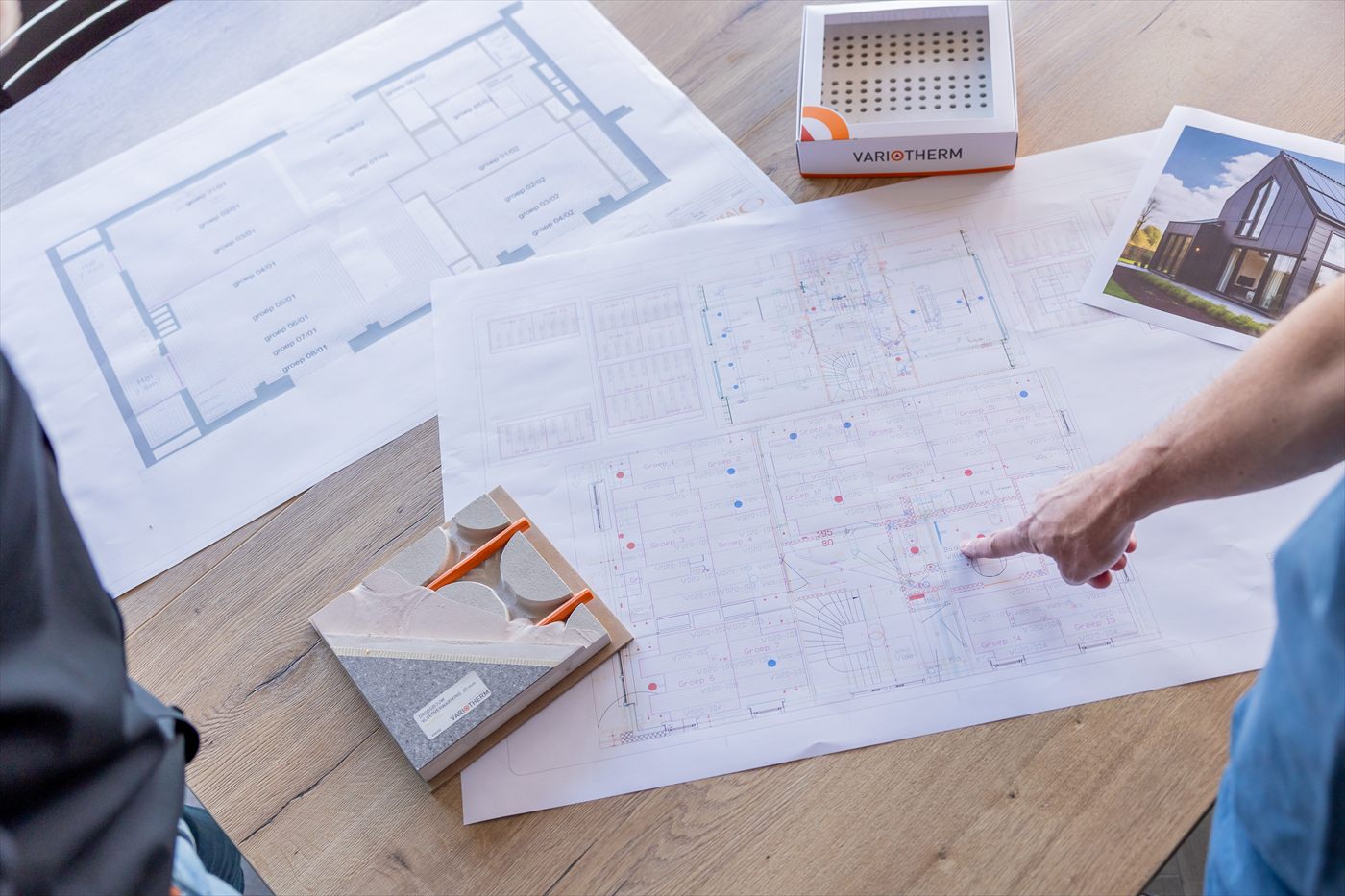 Variokomp legplan op tafel met een doorsnedemonster van de systeemplaat met verwarmingsbuis en vulmassa
