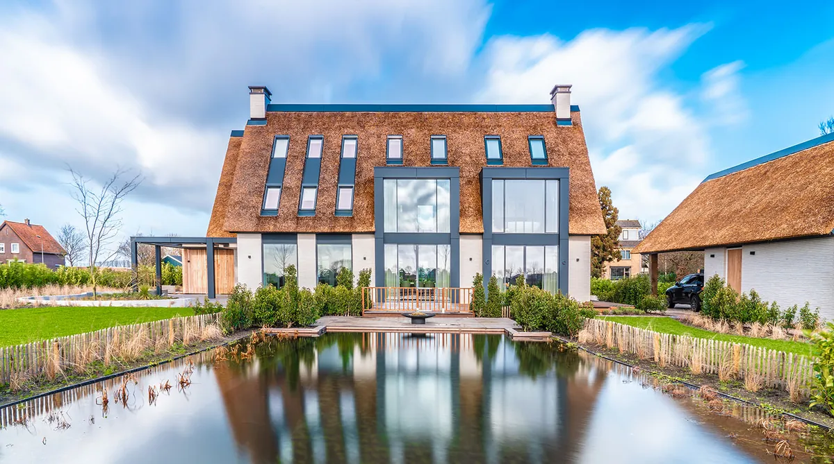 Variotherm klimaatplafond in een villa met grote glaspartijen