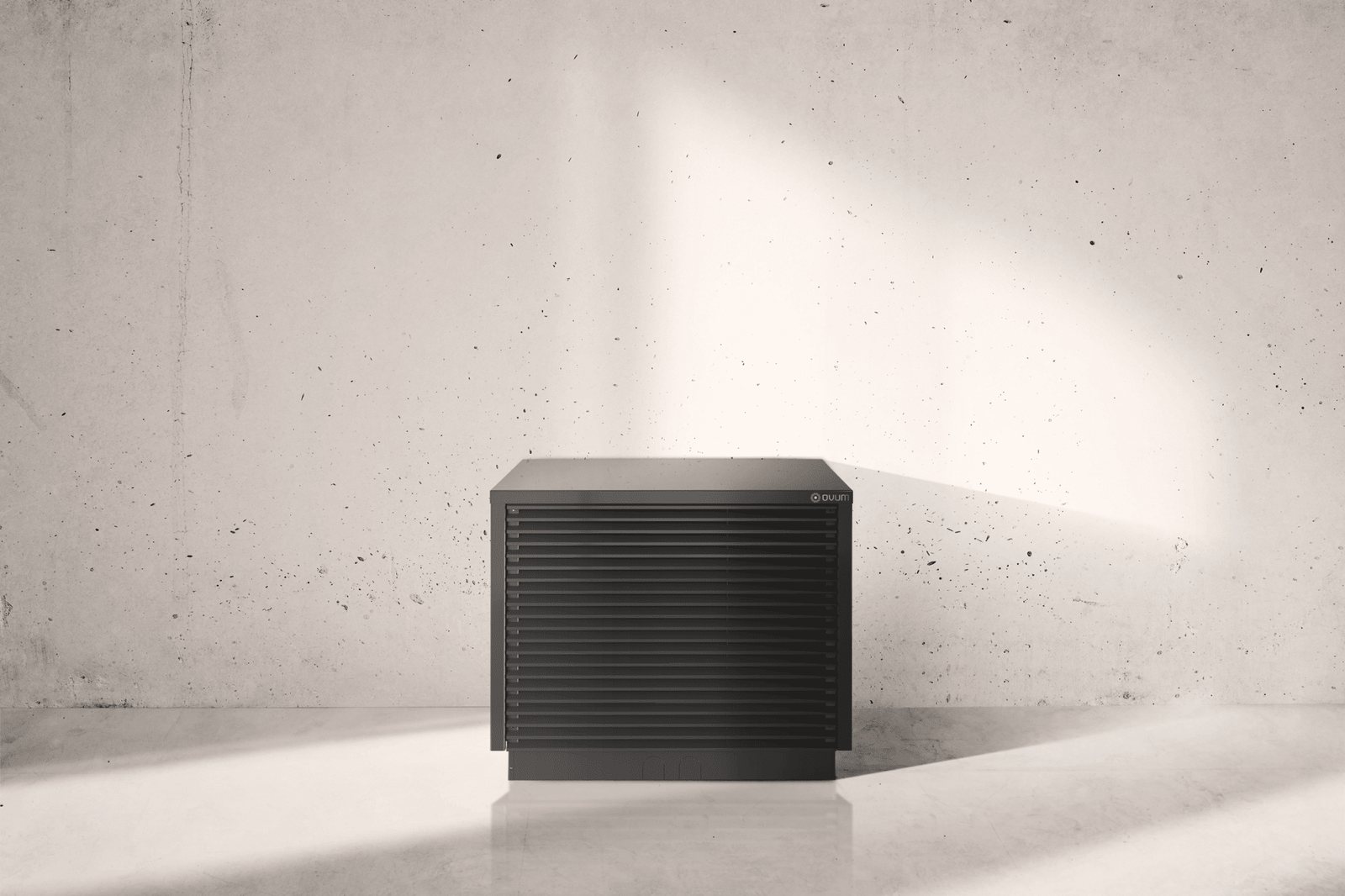 Ovum AirCube AC208P in de Black Edition tegen een betonnen wand
