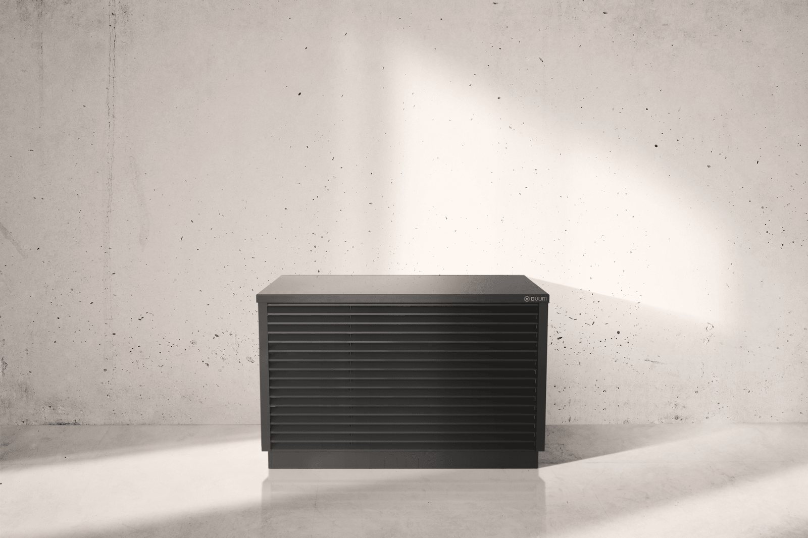 Ovum AirCube in de Black Edition tegen een betonnen wand