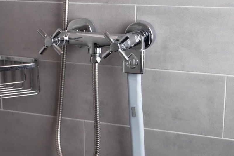 Aansluiting van de Flatmate op de muuraansluiting van de douchekraan