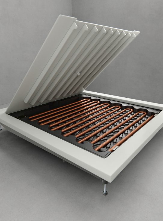 X-Tray douchebak met opgetild deksel waaronder de koperen warmtewisselaar zichtbaar is