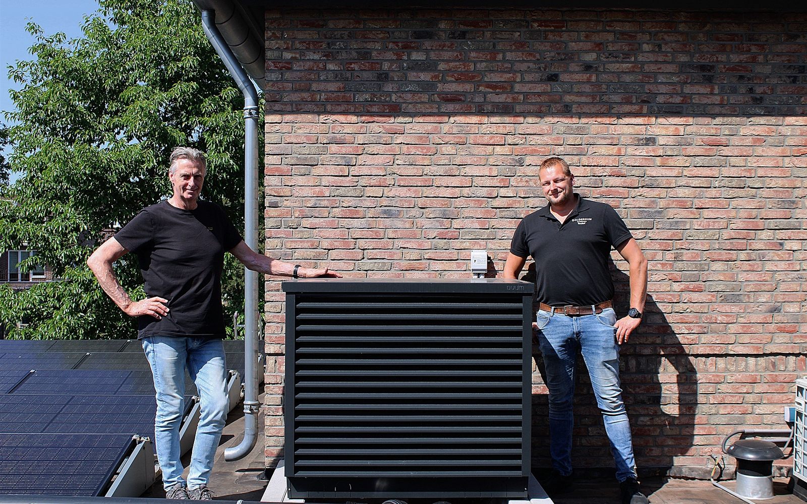 Monteurs van Doldersum Warmtepompen en Technea bij de Ovum buitenunit