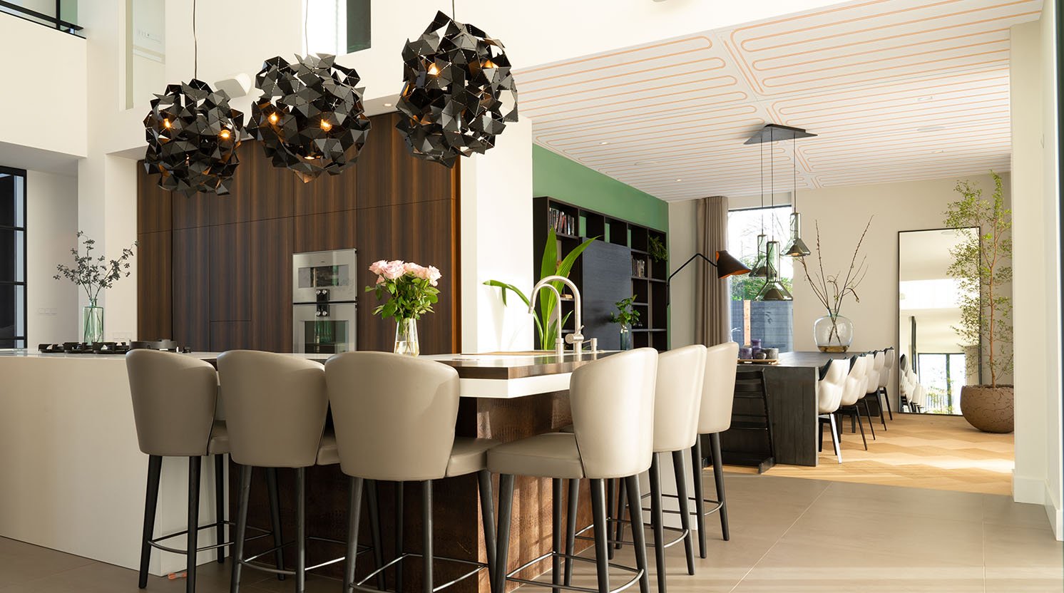 Open keuken en eetkamer met een licht plafond waarin de klimaatplafonds zijn verwerkt