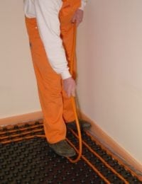 Verwarmingsbuis drukken tussen noppenplaat vloerverwarming zonder isolatie