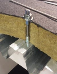 Bevestiging zonnepanelen op bitumen dak