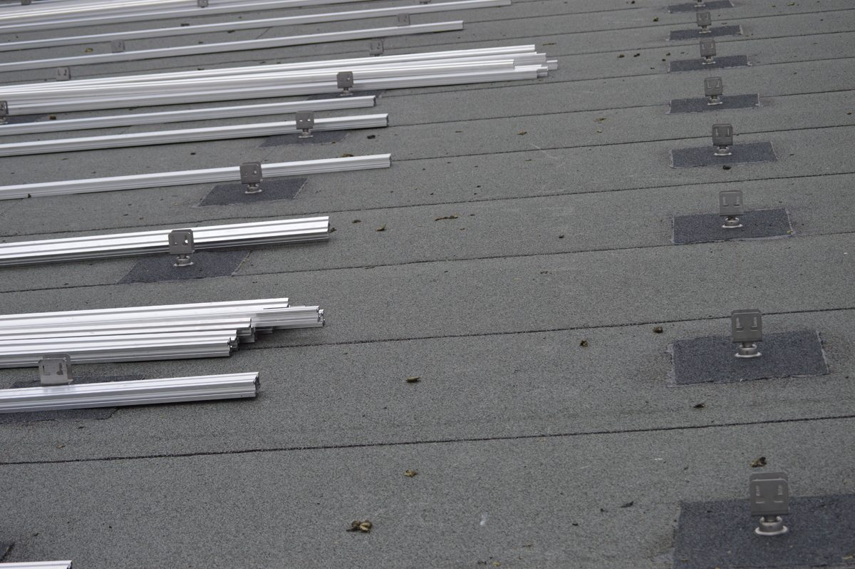 Rij zonnepanelen op het dak van de oude garenfabriek