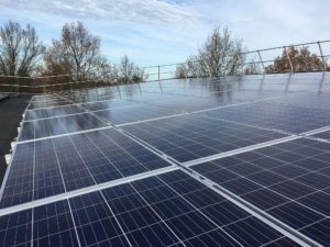 Zonnepanelen op hellend bitumen dak