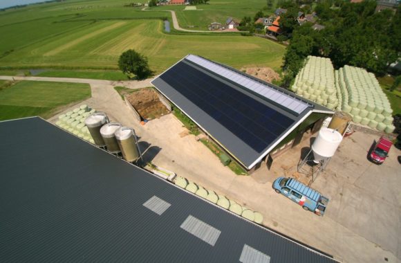 Zwarte zonnepanelen op hellend dak