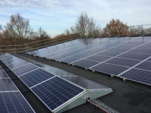 Zonnepanelen op hellend bitumen dak