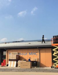 Hockey vereniging met zonnepanelen op pvc dak