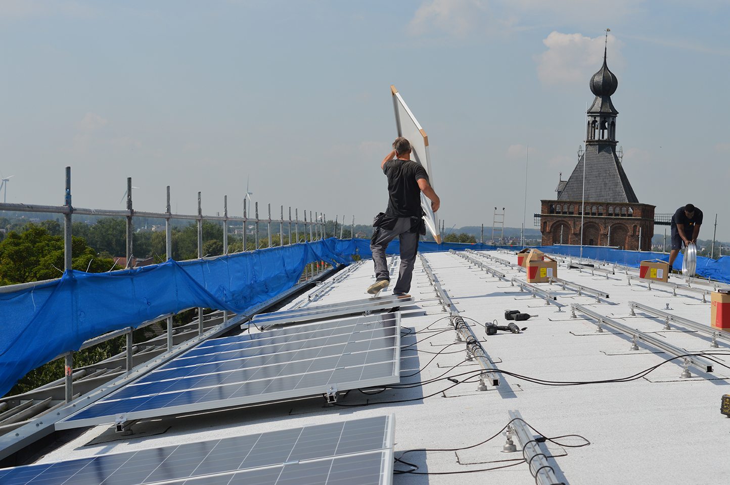 Bevestiging zonnepanelen op een schuin bitumen dak