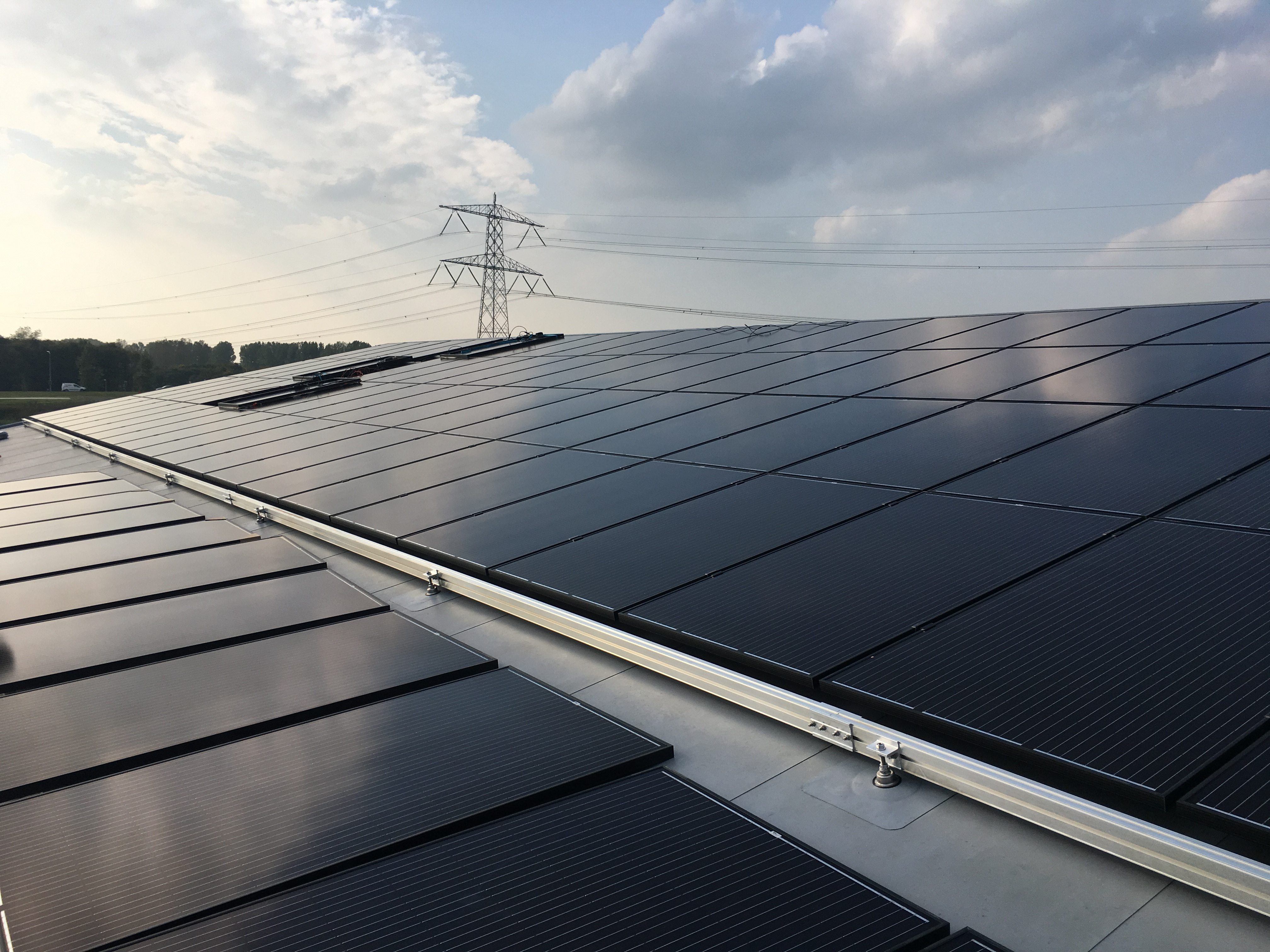 Zonnepanelen op de pvc  dakbedekking van hockeyclub 