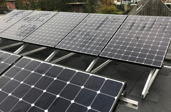 Zonnepanelen op plat bitumen dak