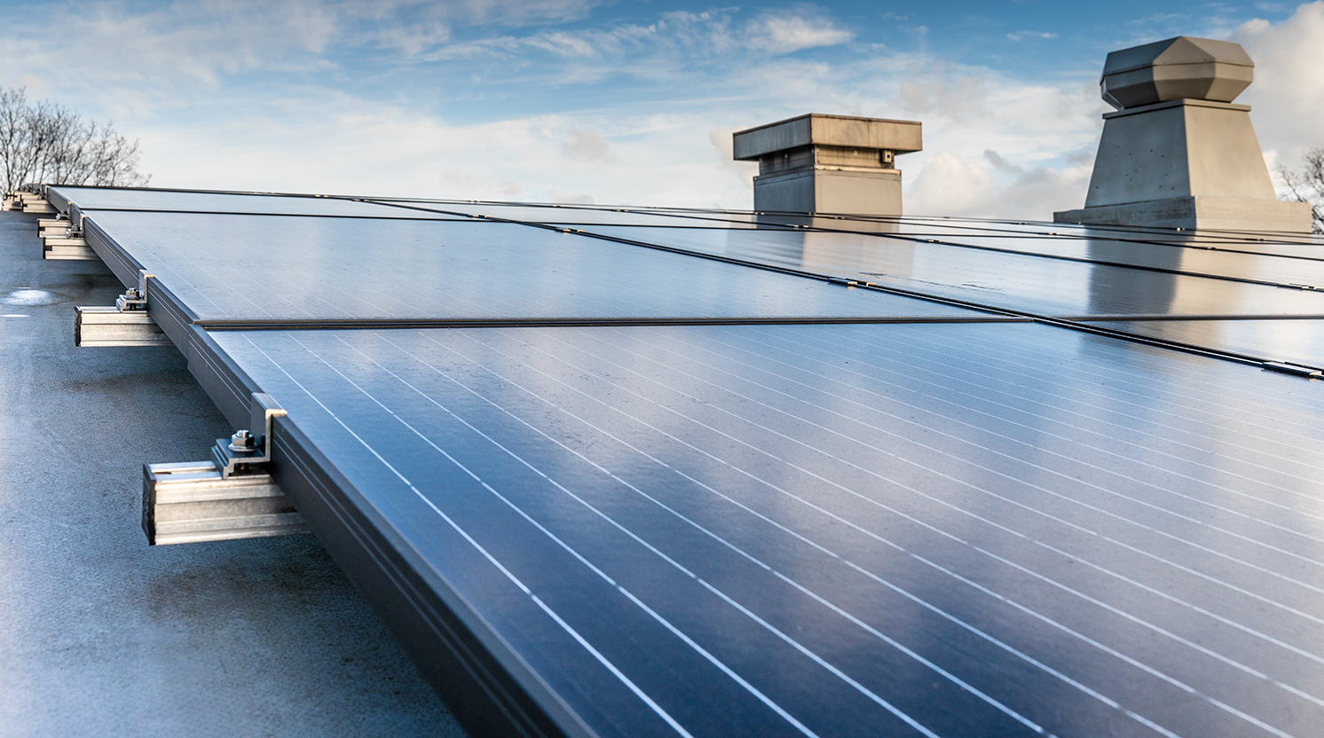 Ballastvrij montagesysteem met zonnepanelen op een gebogen stalen dak