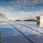 Zonnepanelen op een lichte gebogen dakconstructie