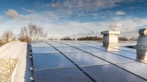 Zonnepanelen op een lichte gebogen dakconstructie