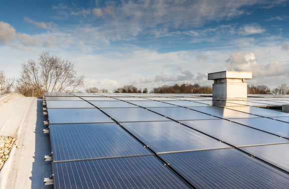 Zonnepanelen op een lichte gebogen dakconstructie