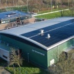 Sportcomplex de bloemerd met gebogen stalen dak met zonnepanelen