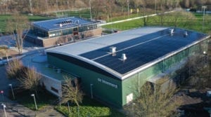 Sportcomplex de bloemerd met gebogen stalen dak met zonnepanelen