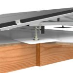 Plat houten dak zonder isolatie met zonnepanelen
