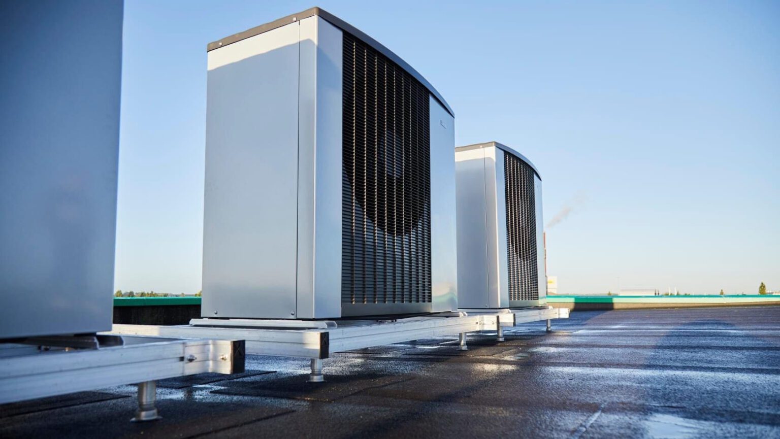 Warmtepomp op plat dak met EPDM, PVC of bitumen plaatsen?