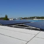 Oost-west opstelling zonnepanelen op plat bitumen dak