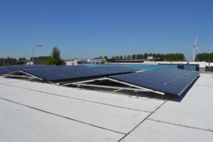 Oost-west opstelling zonnepanelen op plat bitumen dak