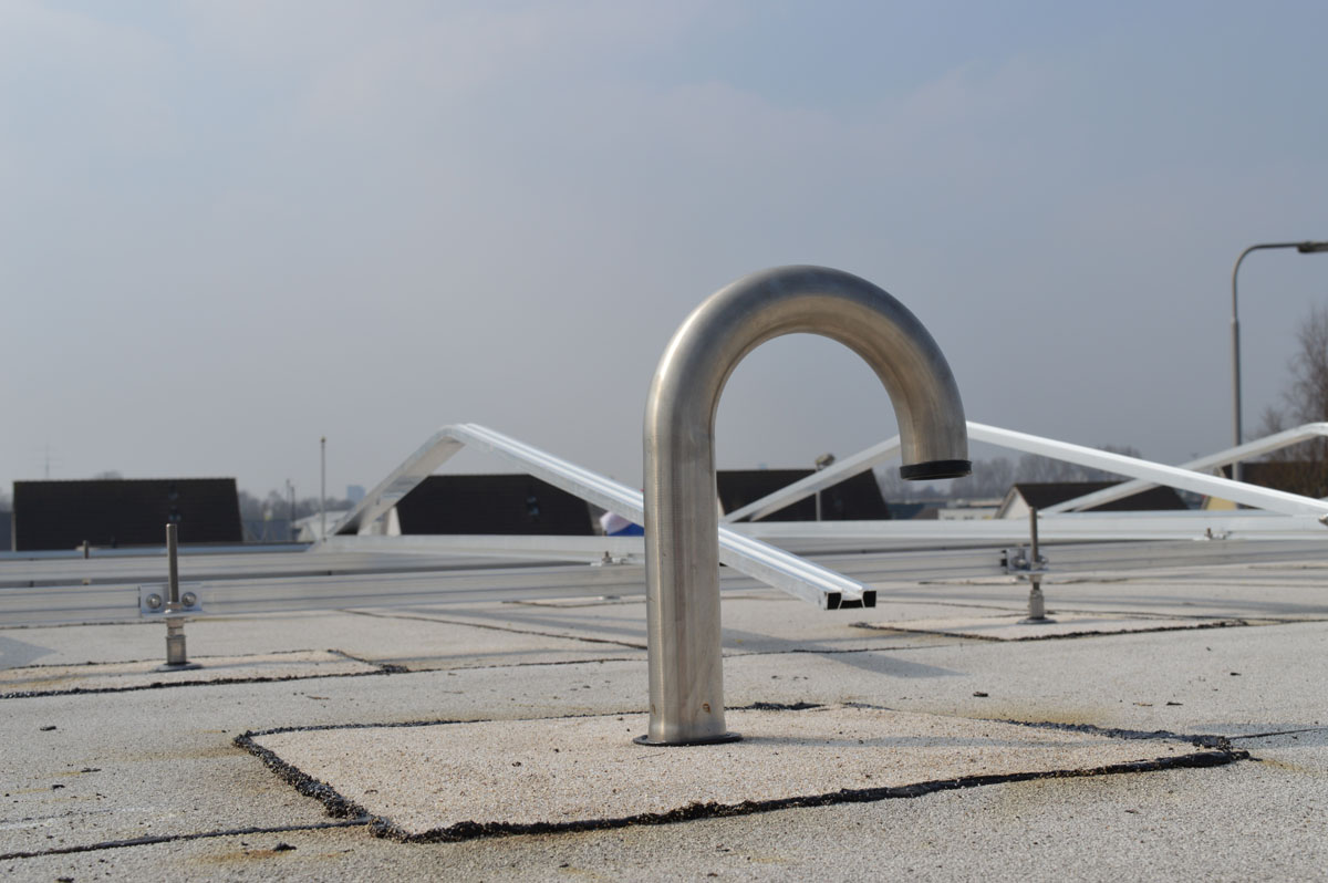 Dakdoorvoer voor de zonnepanelen op het platte dak