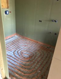 Vloerverwarming op draadstaalmatten in badkamer