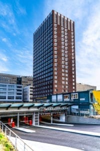 Zonnepanelen op flat hoogbouw Leemanstoren DenHaag