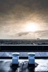 Zonnepanelen op hoog plat dak van flat Leemanstoren Den Haag