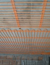 Klimaatplafond of koelplafond aan betonnen plafond