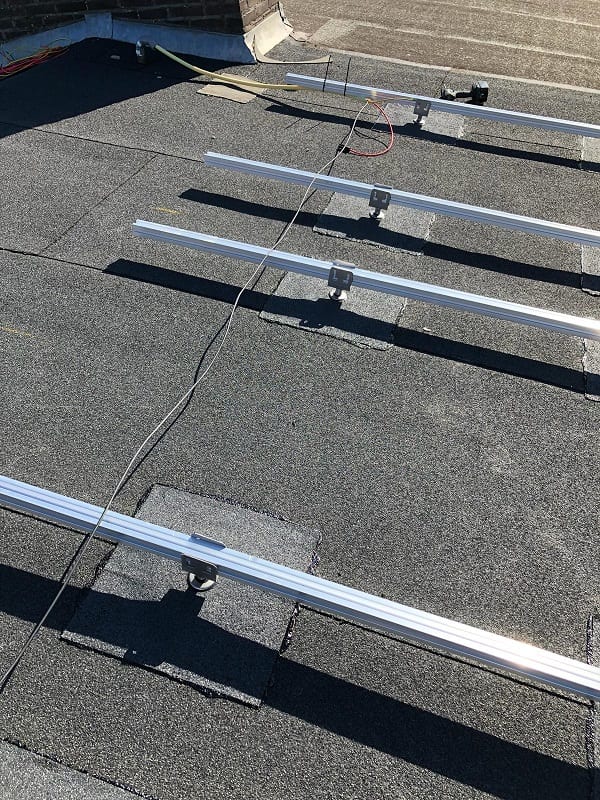 Montageframe voor zonnepanelen op bitumen dakbedekking