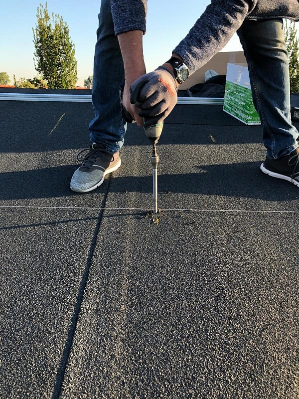 Montagesysteem voor zonnepanelen op bitumen dakbedekking
