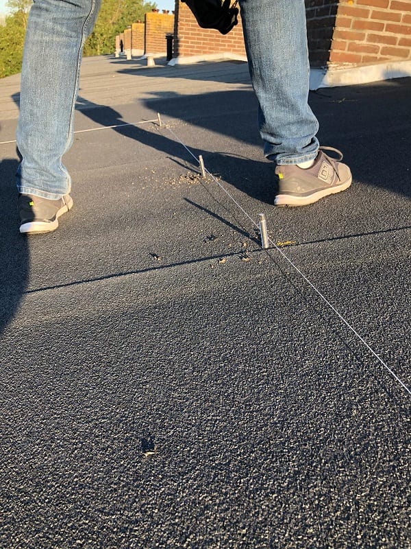 Afgerond montagesysteem voor zonnepanelen op het bitumen dak