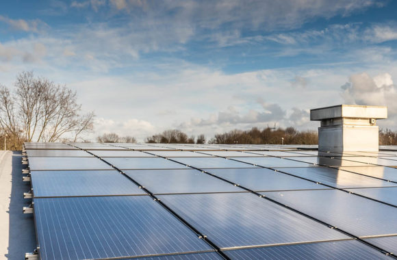 Gebogen geïsoleerd cannelure dak met zonnepanelen