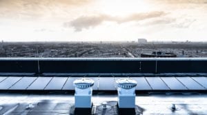 Zonnepanelen op flat, woontoren, hoogbouw Leemanstoren in Den Haag