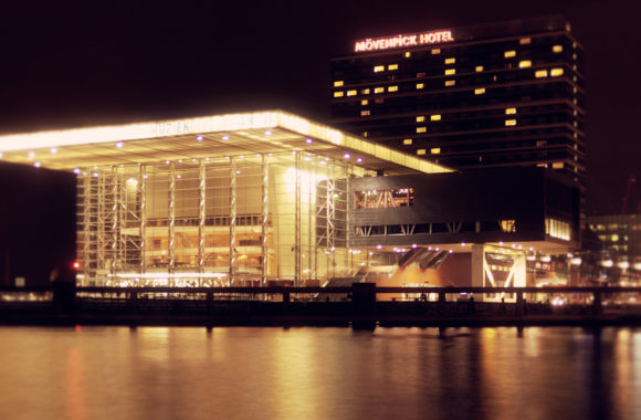 Zonnepanelen op muziekgebouw aan het ij amsterdam