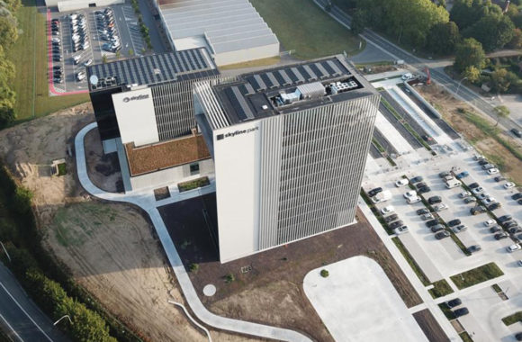 Skyline kantoorgebouw met zonnepanelen