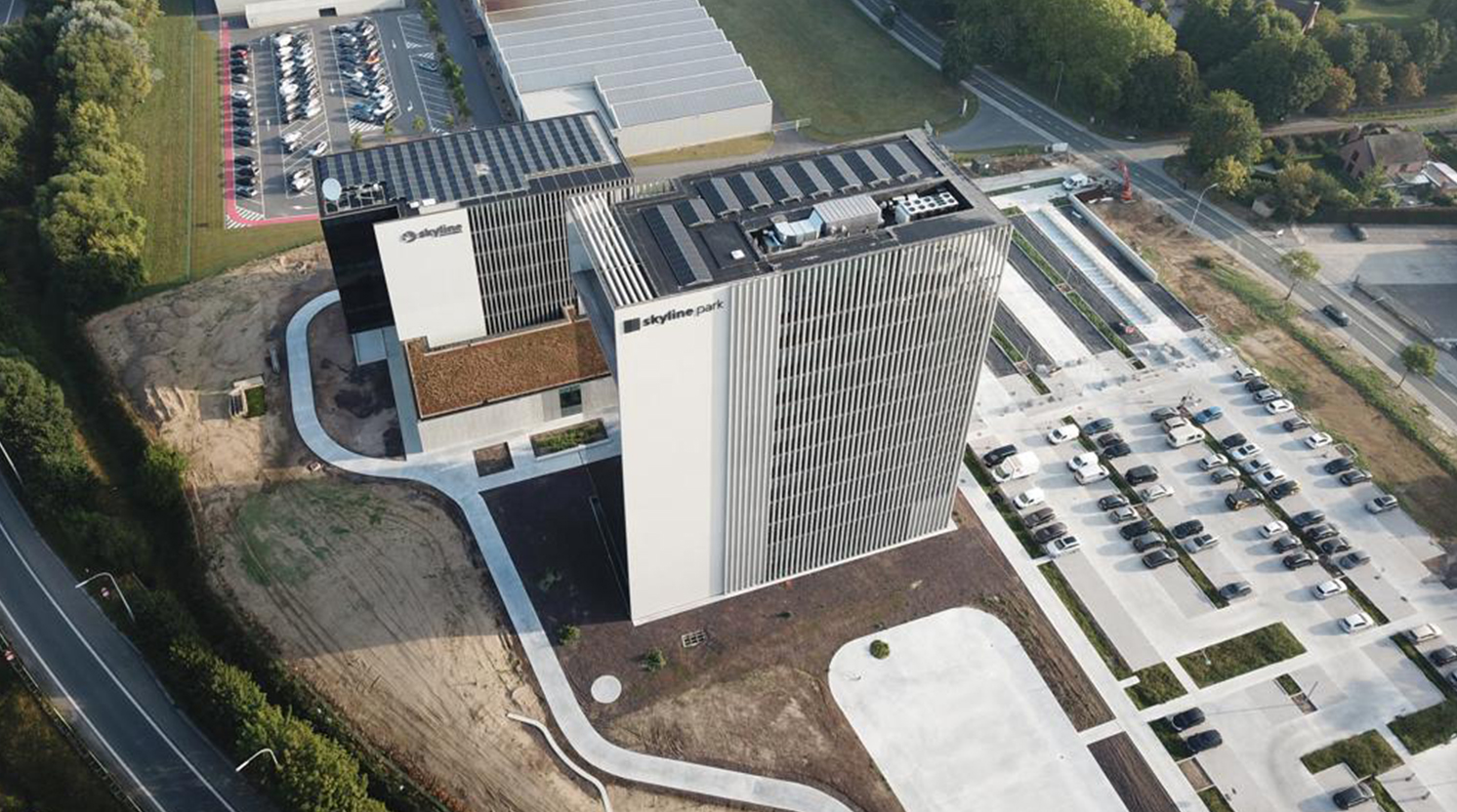 Zonnepanelen op bedrijfsdaken beter dan op landbouwgrond