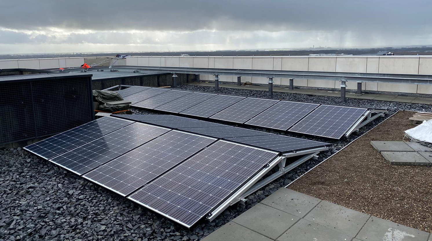 Zonnepanelen op Hourglass, 80 meter hoog