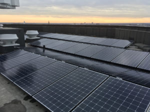 Zonnepanelen op flat Helix in Groningen - Stormvast gemonteerd met montagesysteem van Jual Solar